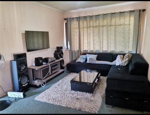 2 BEDROOM APARTMENT FOR SALE IN MANORS